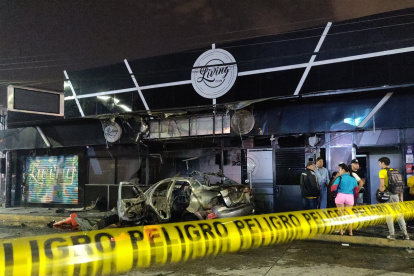 Un carro explotó en los exteriores de una discoteca