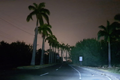 Luminarias. La vía de ingreso al sector Sambo City sigue a oscuras.