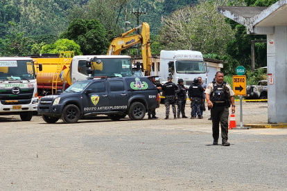Militares y personal policial especializado en explosivos acudieron a las dependencias de la Prefectura atacadas.