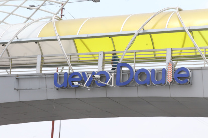 1. Estructuras. La publicidad del ‘Nuevo Daule’ está incompleta, una de las letras se desprendió.