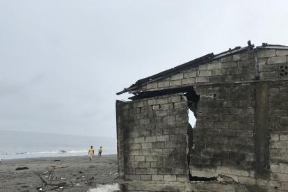 Cuarteadas. Varias viviendas están cuarteadas por los golpes de las olas. Delia pasa por una de estas casas.
