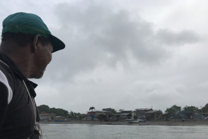 Uno de loas habitantes del Cauchal observa desde lejos el caserío al pie del mar.