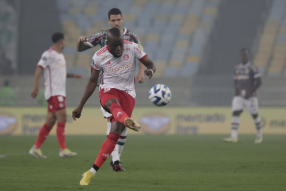 AME3091. RÍO DE JANEIRO (BRASIL), 27/09/2023.- Enner Valencia de Internacional controla un balón hoy, en un partido de las semifinales de la Copa Libertadores entre Fluminense e Internacional en el estadio Maracaná en Río de Janeiro (Brasil). EFE/ Antonio Lacerda