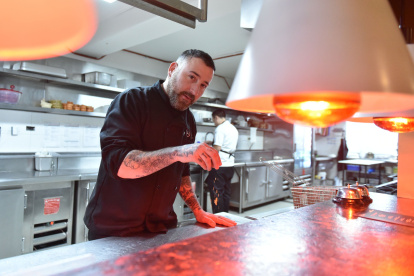 Es el primer chef en estrenar la cocina del Mercedes-Benz Gourmet Experience.