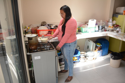 Alexandra Martínez construyó un espacio en el patio de su vivienda para colocar el calefón y los cilindros de gas.