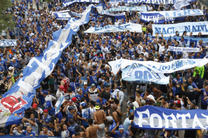 HINCHAS DE EMELEC SALEN DEL CENTRO DE CONVENCIONES SIMÓN BOLIVAR HACIA EL ESTADIO ALBERTO SPENCER. 29 DE ENERO DEL 2017. GUAYAQUIL-ECUADOR.