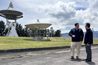 Un oficial de Leviathan Space Industries junto al director de maestrías de la UTPL, durante un recorrido.