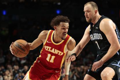 MEX1471.CIUDAD DE MÉXICO (MÉXICO), 09/11/2023.- Joe Ingles (d) de Orlando Magic disputa hoy el balón con Trae Young de Atlanta Hawks, durante un juego de la NBA en la Arena Ciudad de México (México). EFE/José Méndez
