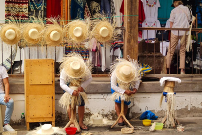 Montecristi. Un grupo de artesanos aparece tejiendo la paja toquilla.