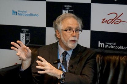 El doctor Gregg Semensa, premio Nobel de Medicina, asistió a un curso sobre medicina clínica, en Quito.