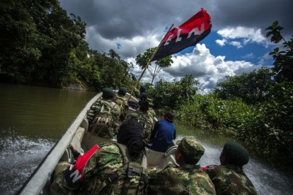 Chocó. Miembros del ELN navegan por el río San Juan.