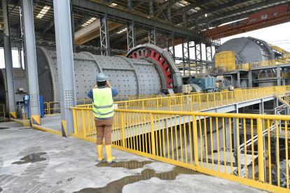 Molino. Un megamolino muele el material para obtener el cobre, luego de procesos químicos.