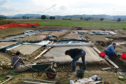 Un grupo de arqueólogos excavan en un área del yacimiento de Claterna, cercano a la actual ciudad de Bolonia.