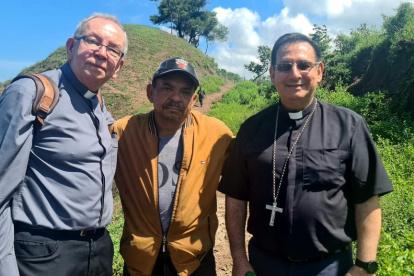 Una de las primeras imágenes de Luis Manuel Díaz (c) en libertad.