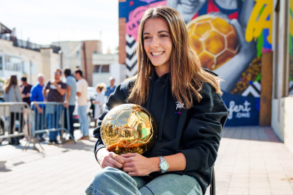Aitana Bonmatí sosteniendo orgullosa el Balón de Oro que este año consiguió gracias a su destaca temporada no solo con el Barcelona de España, sino con la selección de su país.