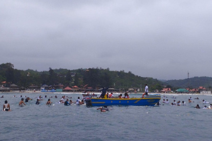 La ceremonia en el mar se cumplió en la Punta de Montañita.