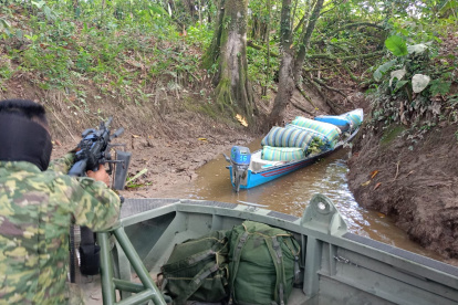 Control. La embarcación fue escondida en un pequeño afluente.