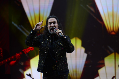 Previo al inicio de su concierto, la banda en vivo de Solís tocó para los asistentes y luego de 20 minutos apareció El Buki.