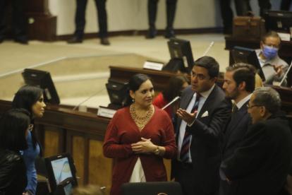 Pazmiño fue cercana a correístas y socialcristianos en la Asamblea, especialmente durante el juicio político al presidente Guillermo Lasso.