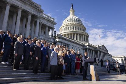 El líder de la Cámara Baja de EE.UU., Mike Johnson (d), durante un discurso en los exteriores del Capitolio.