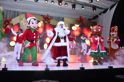 1. Policentro. Con más de 5.000 asistentes se encendió el tradicional árbol de Navidad, de 28 metros de altura, adornos de poinsettias (flor alusiva a la fiesta) y 3.000 focos.