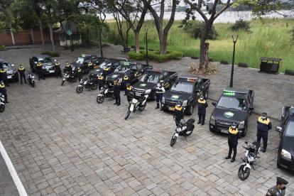 Insumos. Personal municipal posa para una foto oficial.