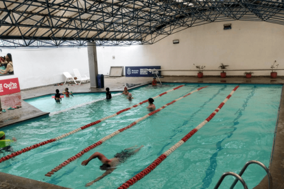 Los usuarios deben seguir ciertas reglas para usar la piscina.