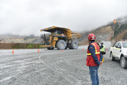 Camión que transporta material minero en el proyecto Mirador.