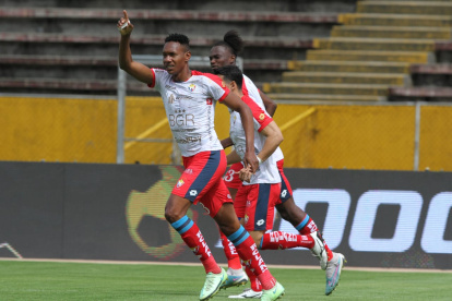 Los jugadores de El Nacional festejaron emocionados la importante victoria .