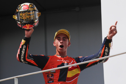 El murciano celebró el fin de semana en España la consecución del título intermedio y se alista para el MotoGP.