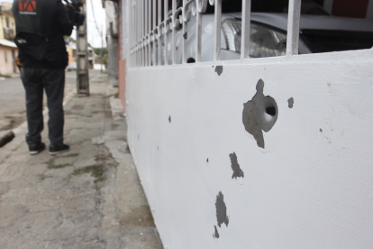 Los orificios producto de los proyectiles se evidencian en el exterior de una vivienda.