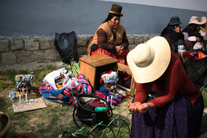 Indígenas aimaras de Bolivia fueron registradas junto a cráneos humanos, durante la festividad de las "ñatitas".