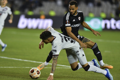 El futbolista tricolor cae en una jugada de peligro ante un rival del Berlín.