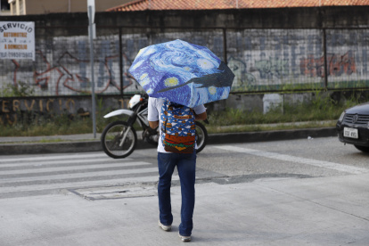 Sol. Un joven usa sombrilla en un día soleado, en el centro de Guayaquil.