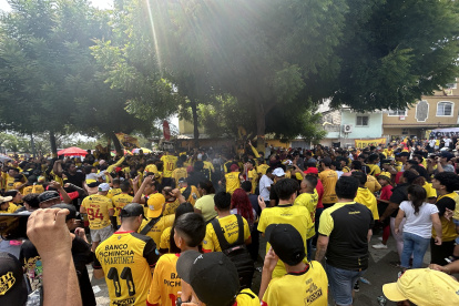 Los hinchas de Barcelona se reunieron desde temprano en las afuera del estadio Monumental para alentar al equipo hasta su salida al Capwell.