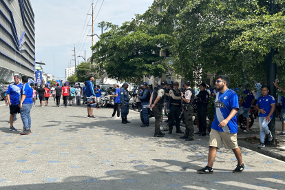 El movimiento en las afueras del estadio Capwell también fue intensa con los hinchas eléctricos.