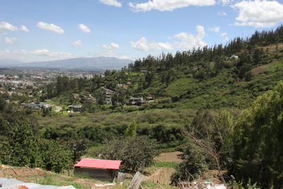 El Ilaló convive entre las áreas protegidas y de uso rural y las construcciones de urbanizaciones y edificios que se han duplicado en diez años.