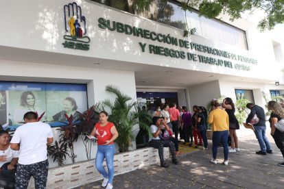Trámites. Afiliados y familiares acuden a un centro de atención al usuario ubicado en el norte de Guayaquil.