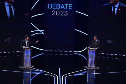 Los candidatos a la Presidencia argentina, el oficialista Sergio Massa (der.) y el libertario Javier Milei, participan en un debate presidencial.