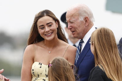 Imagen de archivo del presidente de Estados Unidos, Joe Biden (d) y su nieta Naomi Biden.