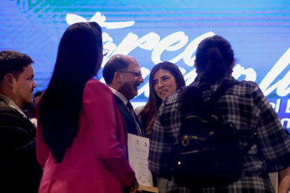 Los asambleístas Henry Kronfle (PSC) y Valentina Centeno (ADN) durante la entrega de credenciales.
