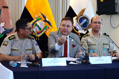 Anuncio. El ministro del Interior Juan Zapata, el comandante de la Policía César Zapata y el director del Isspol, Renato González.