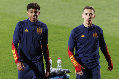 LAS ROZAS (MADRID), 13/11/2023.- Los jugadores de la selección española de fútbol Álex Grimaldo (d) y Lamine Yamal, durante el entrenamiento celebrado este lunes en la Ciudad del Fútbol de Las Rozas, en Madrid, previo a los partidos de clasificación para la Eurocopa 2024 ante Chipre y Georgia. EFE/Sergio Pérez