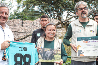 Directivos y jugadores del Cumbayá llegaron al zoológico para el apadrinamiento de Timo.