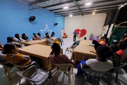 Reunión. Padres de familia junto al pastor alistan la fiesta de Navidad.