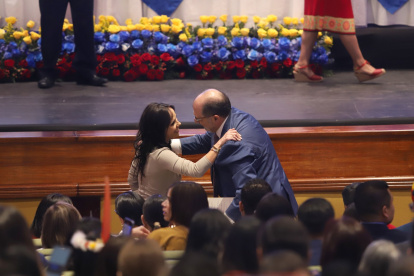 Un efusivo saludo se produjo entre Marcela Holguín y Henry Kronfle en la entrega de credenciales este 13 de noviembre de 2023.