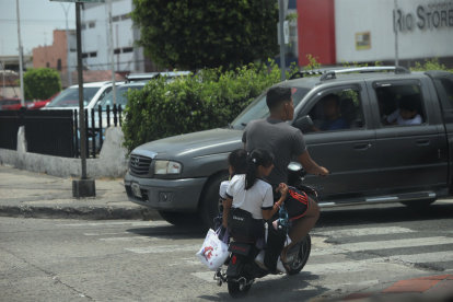 Conductores manejan con exceso de pasajeros.