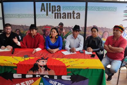 Miguel Urbán (i) y Leonidas Iza durante la rueda de prensa, en Quito.