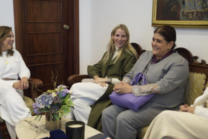 María de Lourdes Alcívar (izquierda) y Lavinia Valbonesi (centro) durante la reunión.