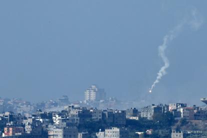 La imagen evidencia el bombardeo por parte del ejército de Israel sobre una localidad del norte de Gaza.